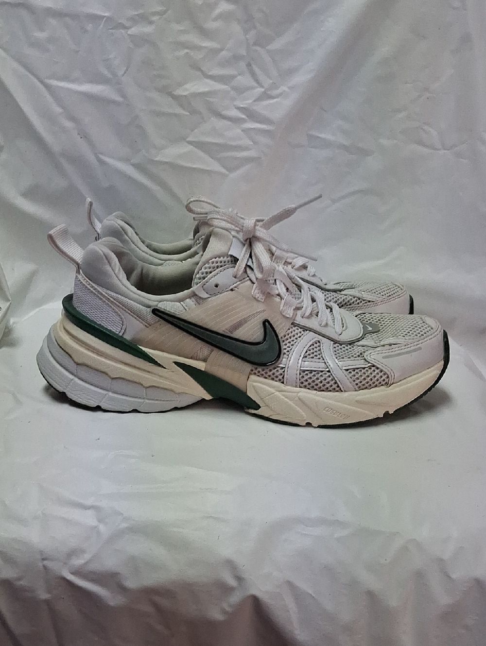 Nike Women's White and Green Running Sneakers Sz 9 Preowned